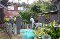 祖師堂前作業中