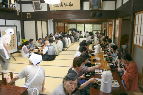 お斎を召し上がる参拝者の方々