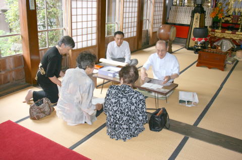 本堂での受付