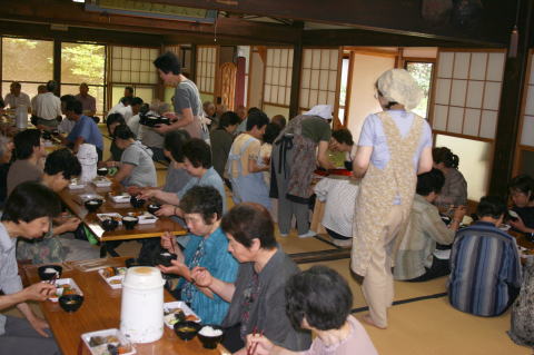 お斎を召し上がる参拝者