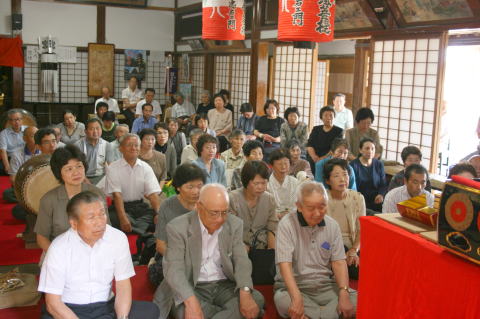 聴聞する参拝者