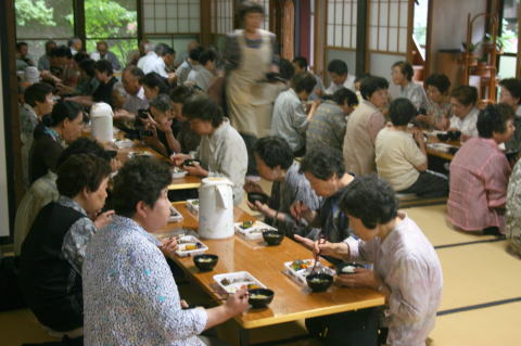 お斎を召し上がる参拝者