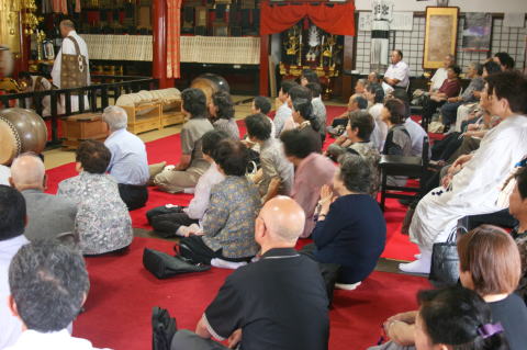 真剣にお参りする参拝者