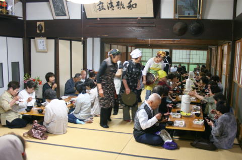 お斎を召し上がる参拝者