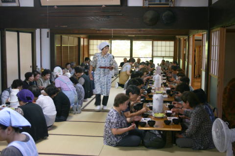 お斎を召し上がる参拝者
