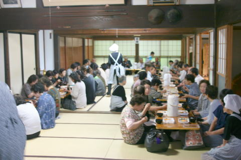 お斎を召し上がる参拝者