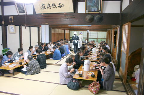 お斎を召し上がる参拝者