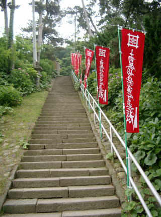 階段下から