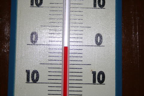 -0.5℃を示す本堂の温度計