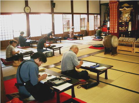 集中して写経する人々