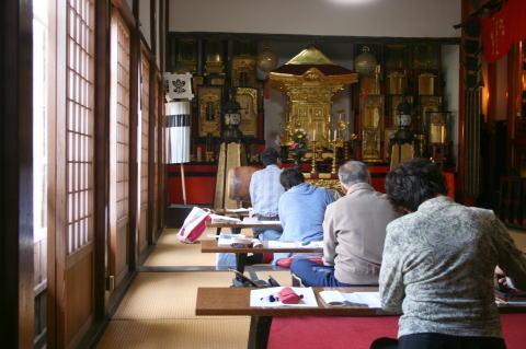 集中して墨を擦る人々